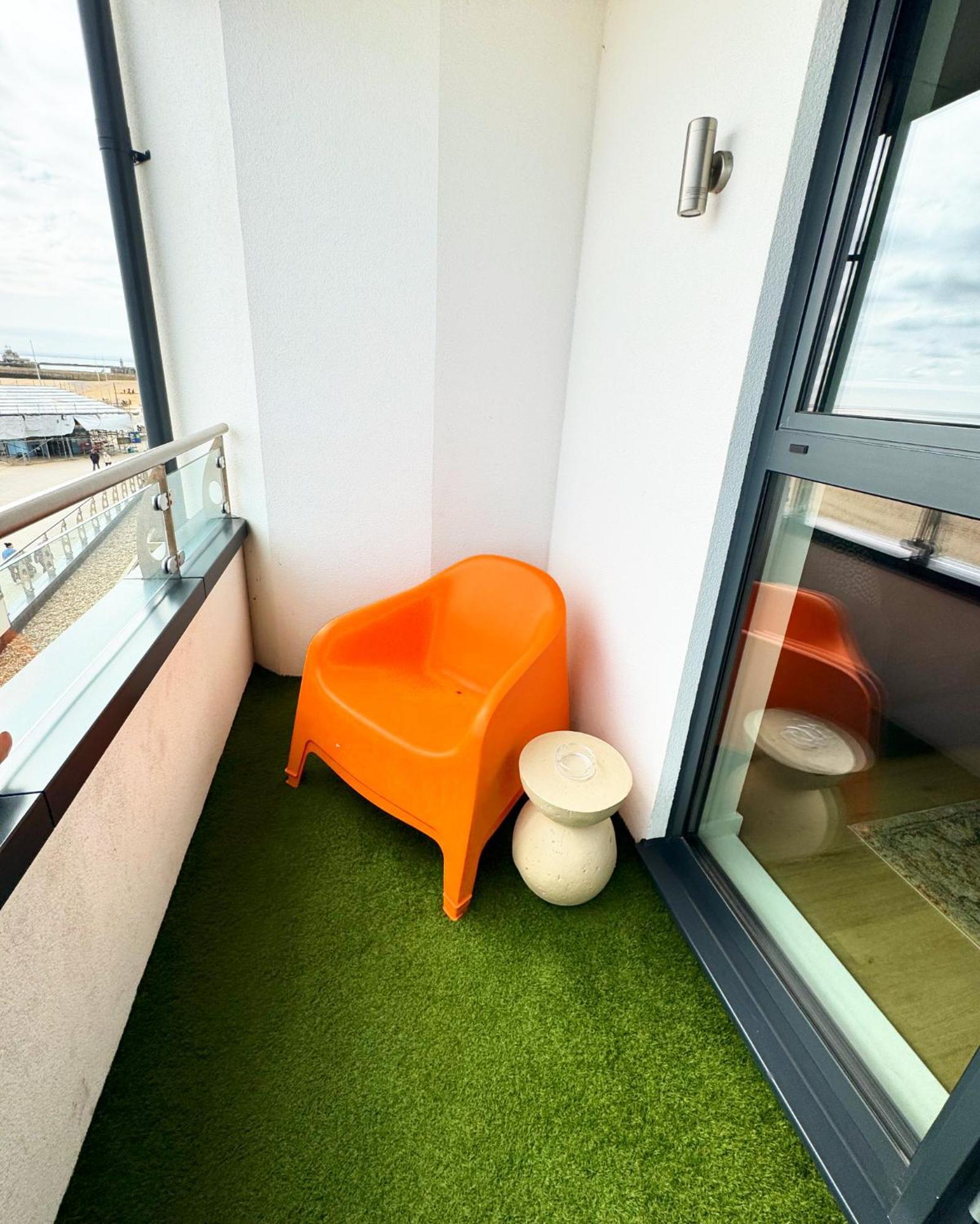Stunning Beach Front Apartment With Sea Views, Free Parking & Balcony Ramsgate Exterior foto